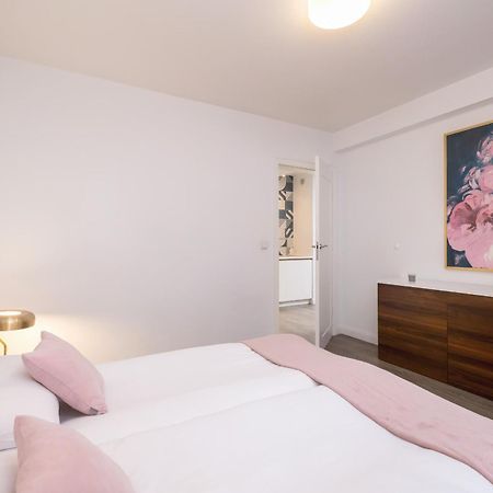 Blue And Green Apartment With Bright Pink Bedroom In Krakow By Noclegi Renters Kültér fotó