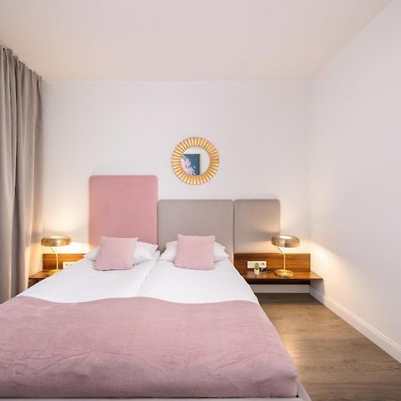 Blue And Green Apartment With Bright Pink Bedroom In Krakow By Noclegi Renters Kültér fotó