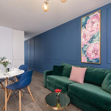 Blue And Green Apartment With Bright Pink Bedroom In Krakow By Noclegi Renters Kültér fotó