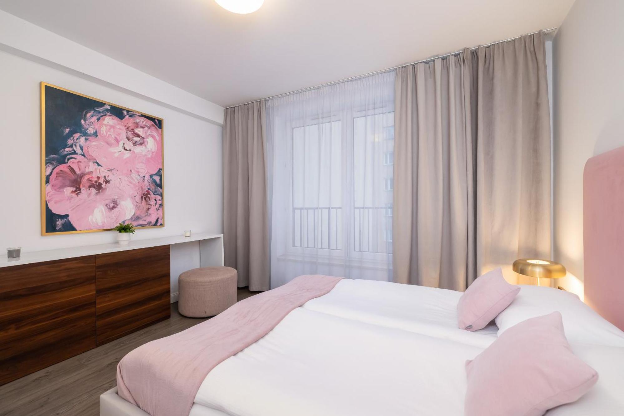 Blue And Green Apartment With Bright Pink Bedroom In Krakow By Noclegi Renters Kültér fotó