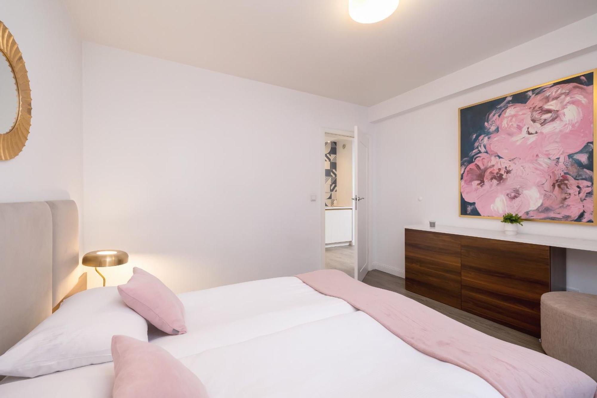 Blue And Green Apartment With Bright Pink Bedroom In Krakow By Noclegi Renters Kültér fotó