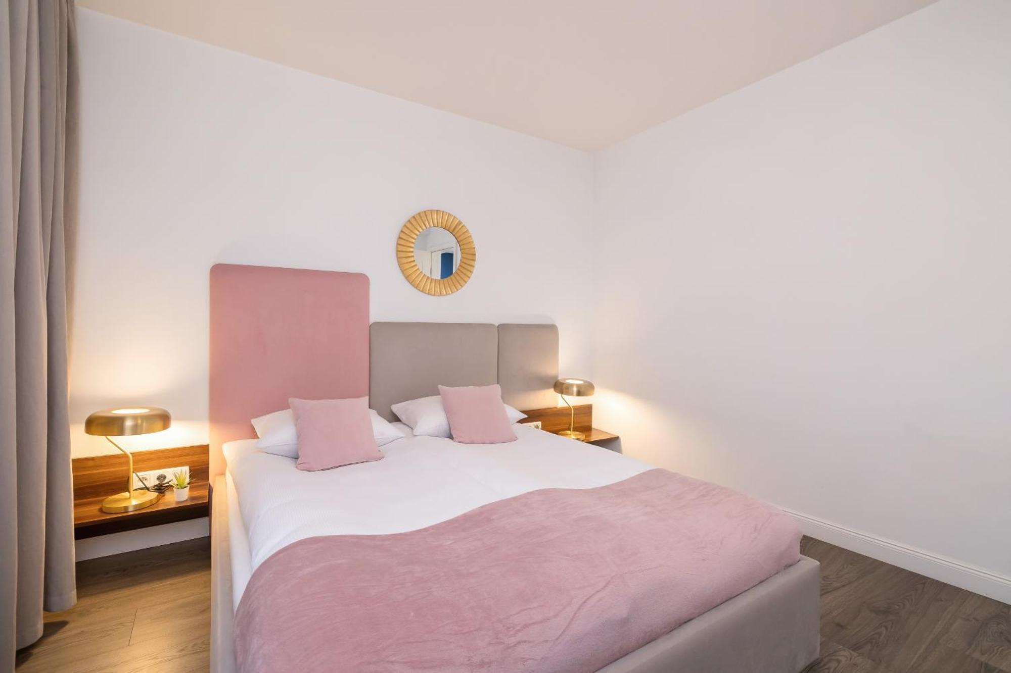 Blue And Green Apartment With Bright Pink Bedroom In Krakow By Noclegi Renters Kültér fotó