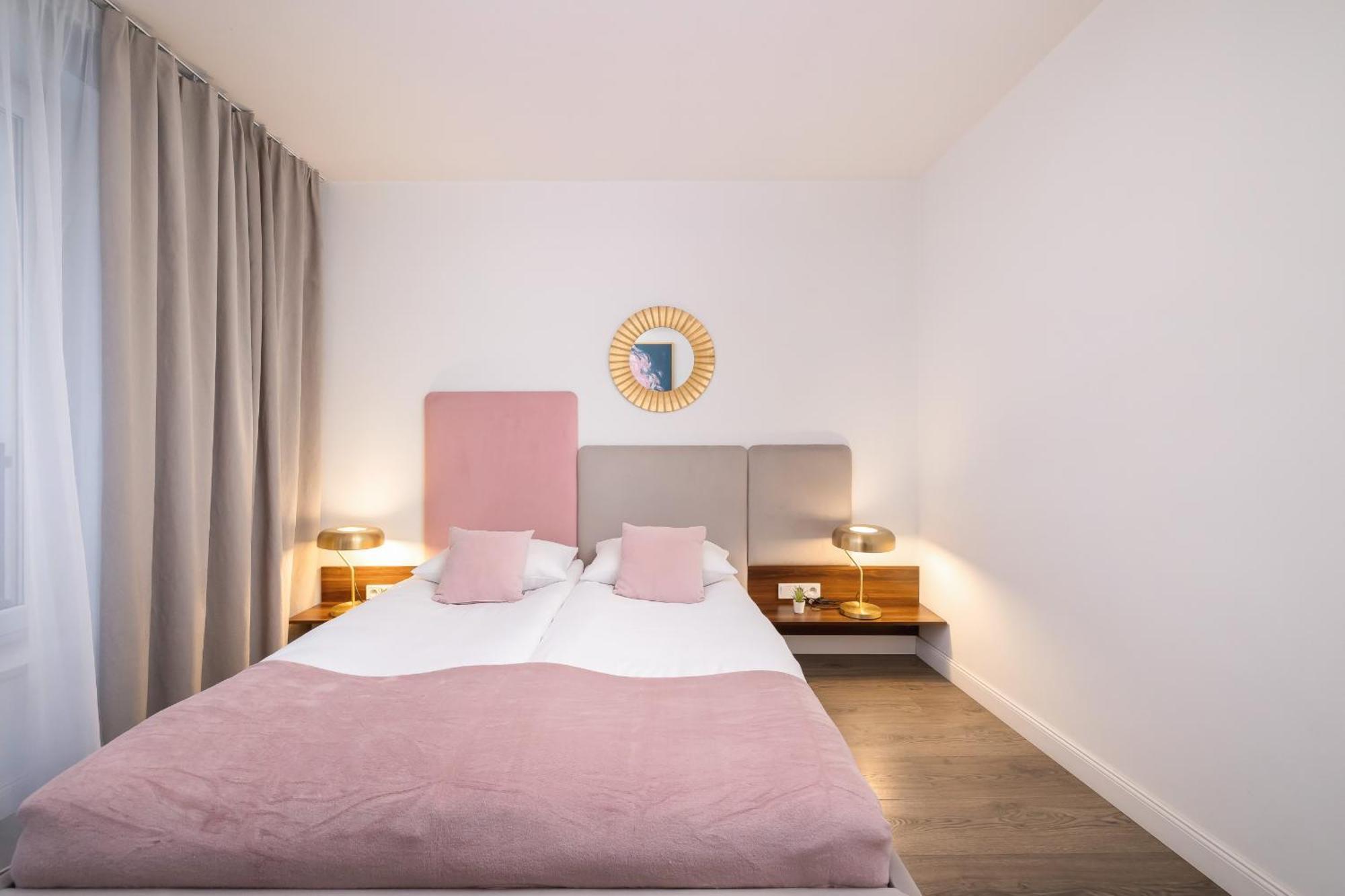 Blue And Green Apartment With Bright Pink Bedroom In Krakow By Noclegi Renters Kültér fotó