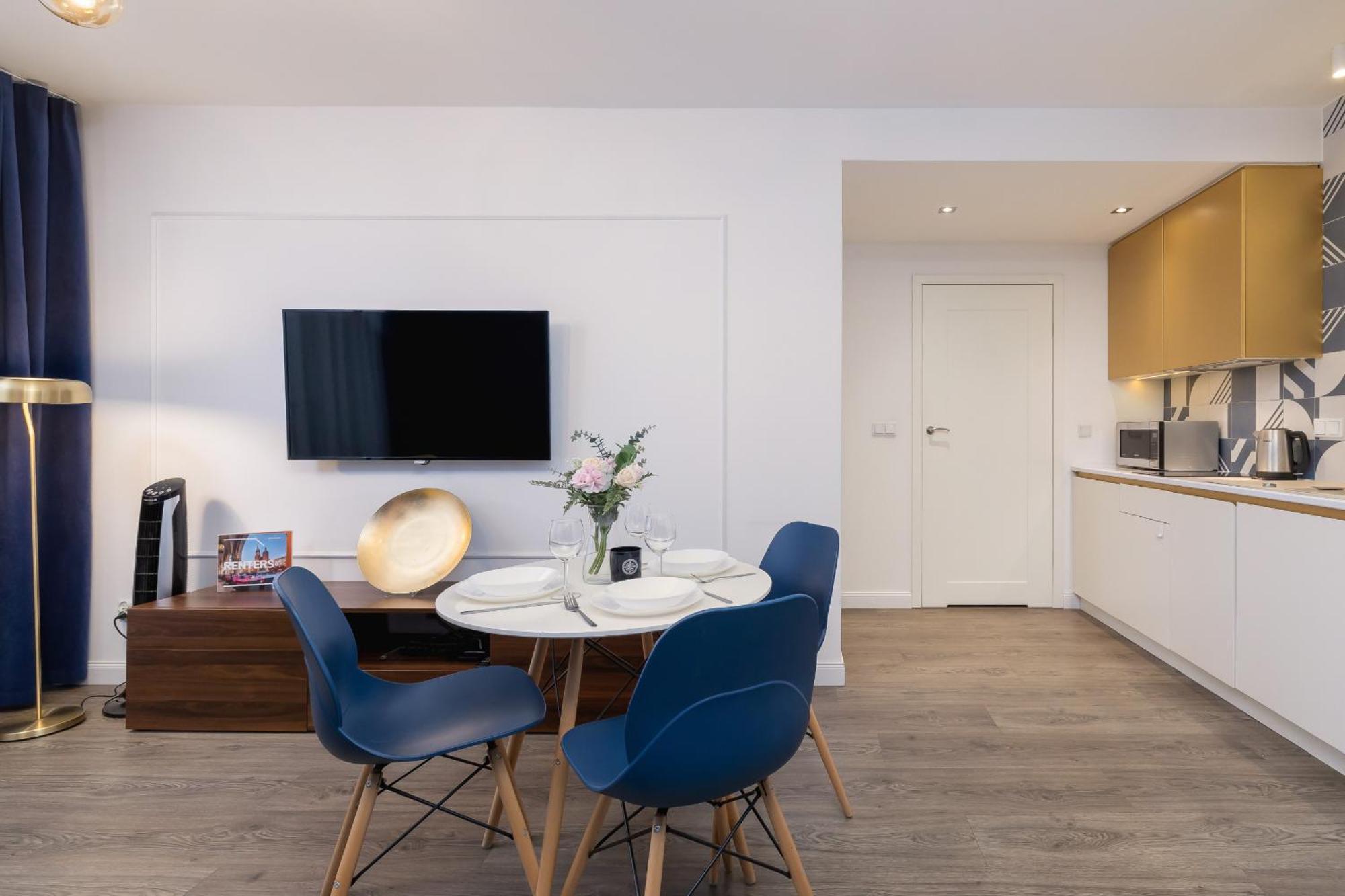 Blue And Green Apartment With Bright Pink Bedroom In Krakow By Noclegi Renters Kültér fotó