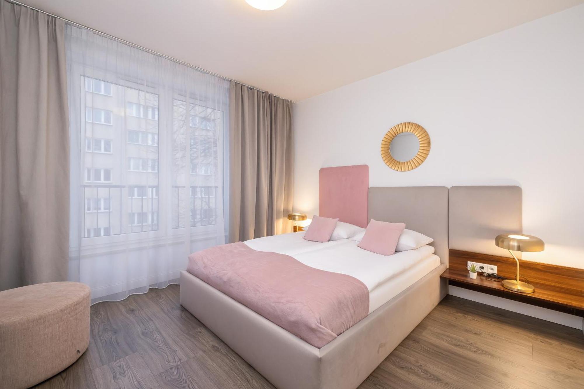Blue And Green Apartment With Bright Pink Bedroom In Krakow By Noclegi Renters Kültér fotó